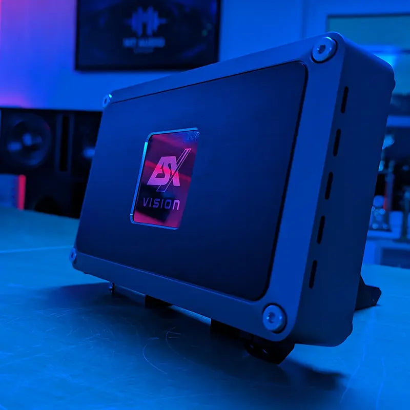 ESX Vision Car-HiFi Verstärker mit LED-Display im Studio-Setting als Beispiel moderner Verstärker-Designs