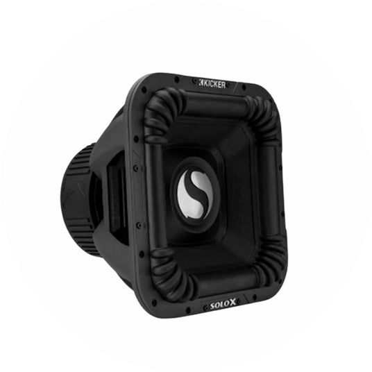 Kicker Solo-X Subwoofer, quadratisches Gehäuse, Ansicht von schräg vorne